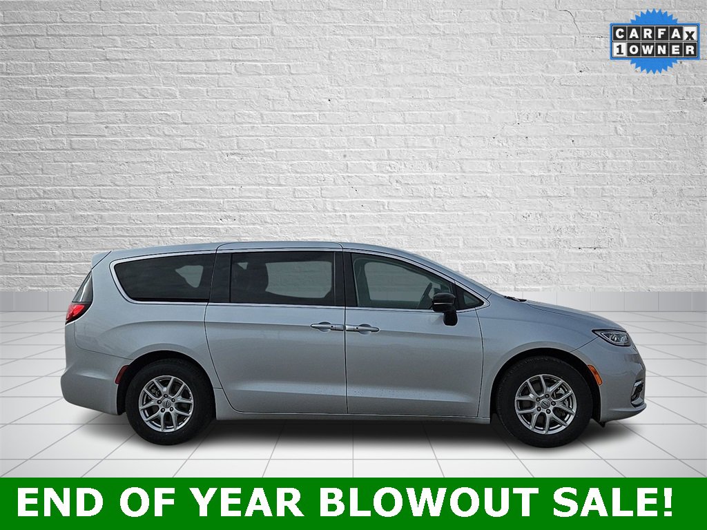 Used 2024 Chrysler Pacifica Touring-L image 5