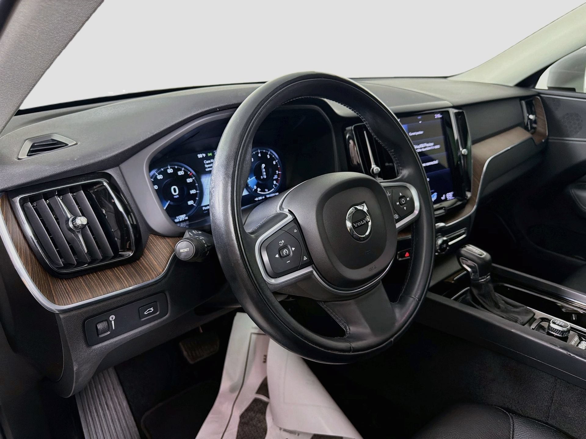Used 2021 Volvo XC60 T5 Momentum w/ Premium Package FWD image 10