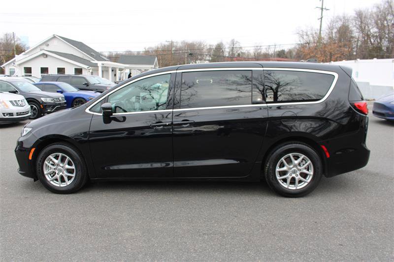 Used 2024 Chrysler Pacifica Touring image 5