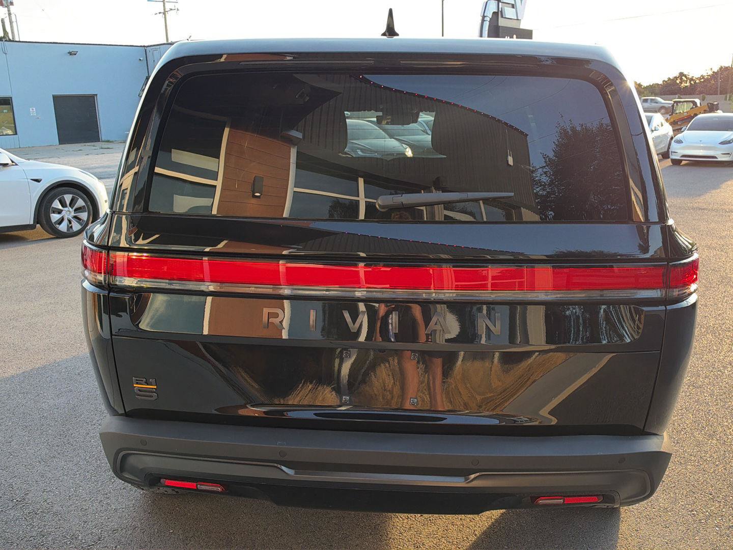 Used 2026 Rivian R1S Premium Tri AWD/4WD image 7