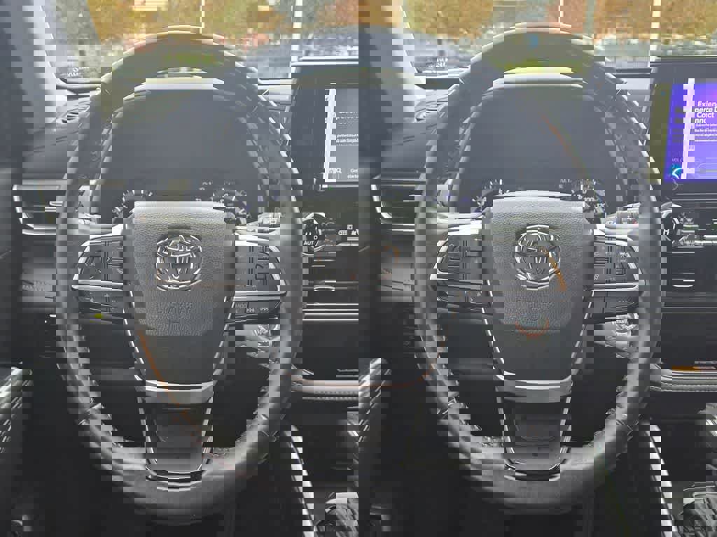 Used 2023 Toyota Highlander XLE image 12