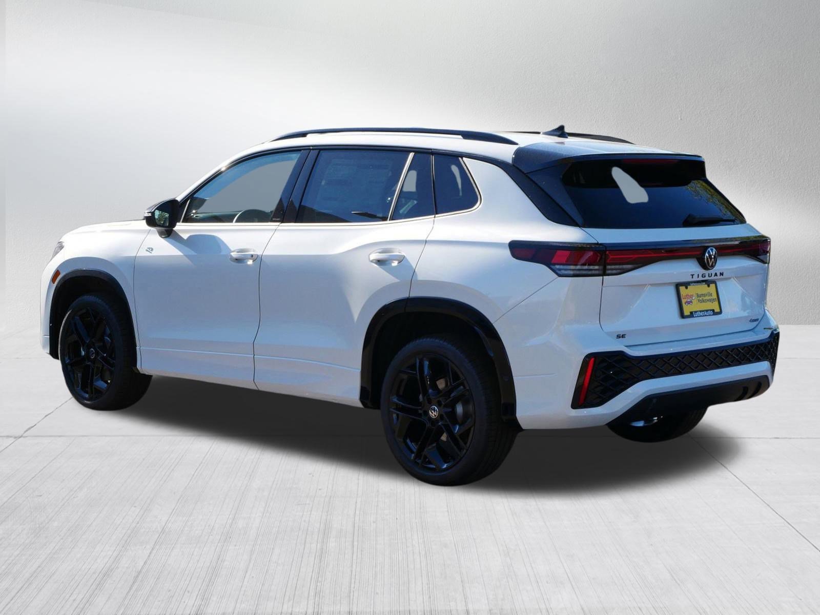 New 2026 Volkswagen Tiguan SE R-Line image 3