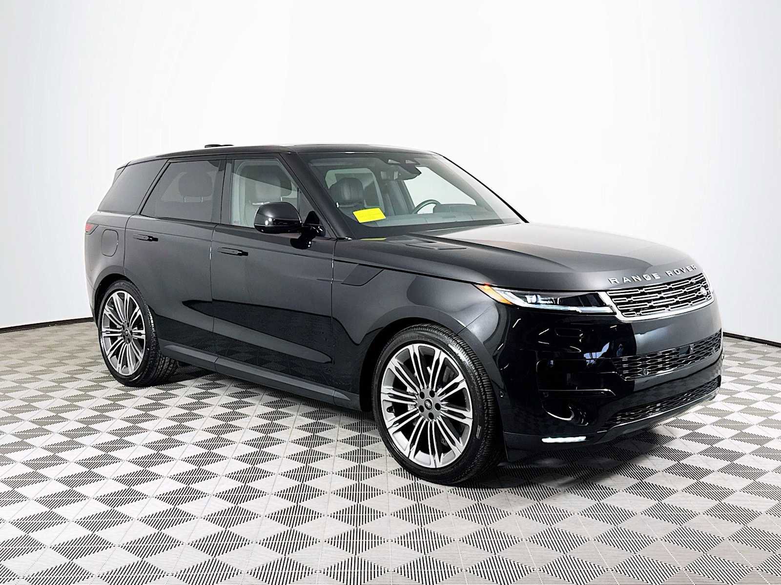 Used 2025 Land Rover Range Rover Sport SE image 3