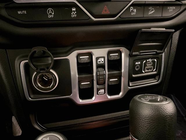 Used 2018 Jeep Wrangler Unlimited Sahara AWD/4WD image 31