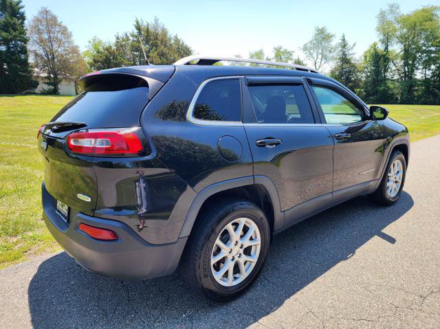 Used 2016 Jeep Cherokee Latitude w/ Cold Weather Group AWD/4WD image 6