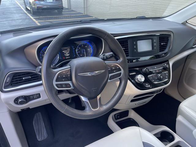 Used 2017 Chrysler Pacifica LX FWD image 12