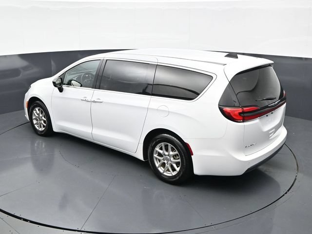 Used 2024 Chrysler Pacifica Touring-L FWD image 38