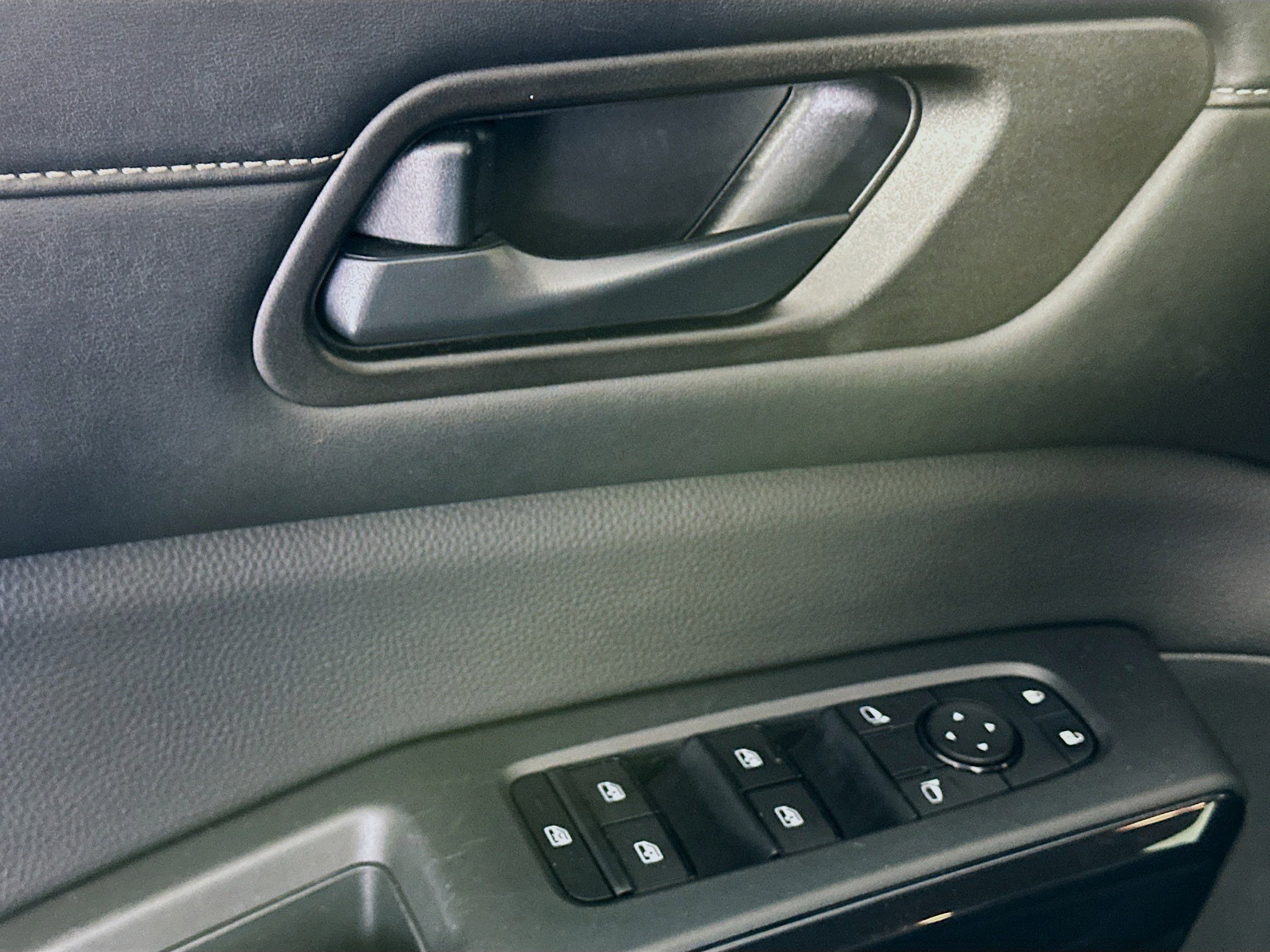 Used 2024 Nissan Pathfinder SV image 15