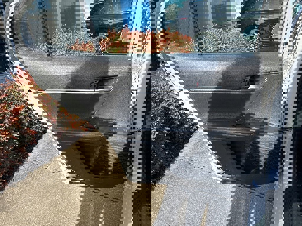 Used 2024 Toyota Camry SE image 9