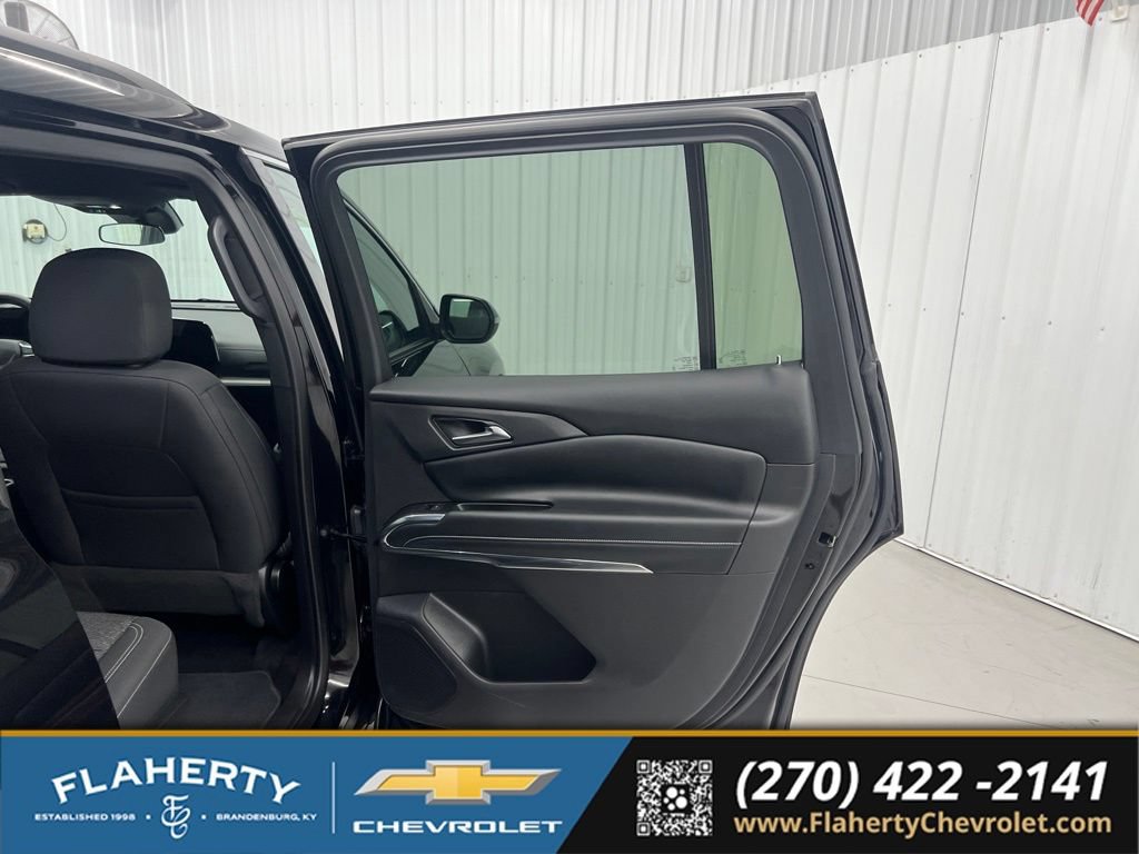 Used 2025 Chevrolet Traverse LT FWD image 12