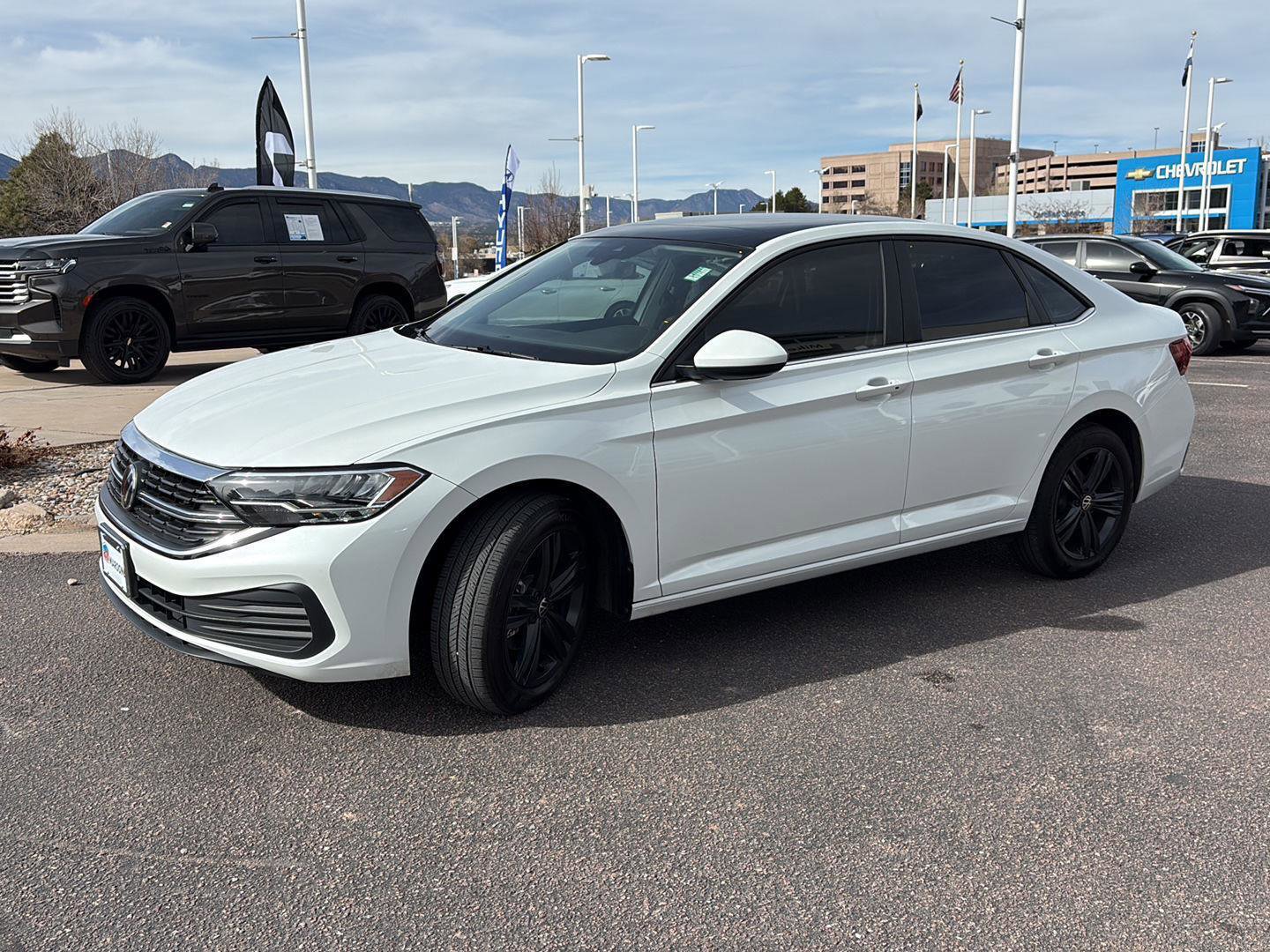 Used 2024 Volkswagen Jetta SE w/ Panoramic Sunroof Package image 3