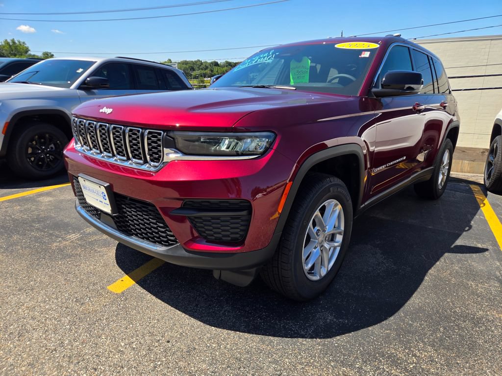 Used 2025 Jeep Grand Cherokee Laredo X w/ Luxury Tech Group I AWD/4WD image 3