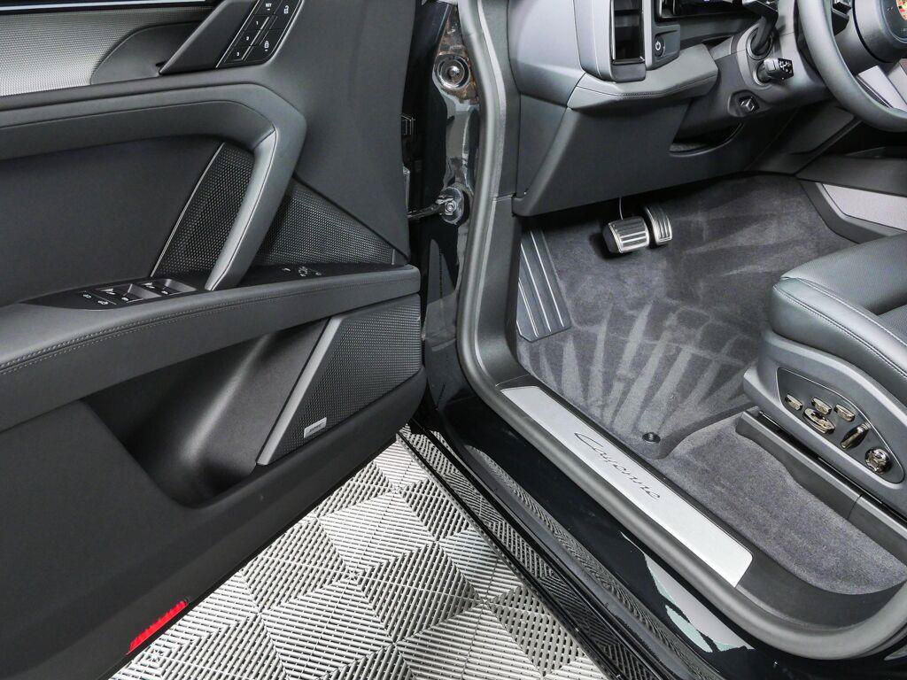 New 2026 Porsche Cayenne Electric AWD/4WD image 8