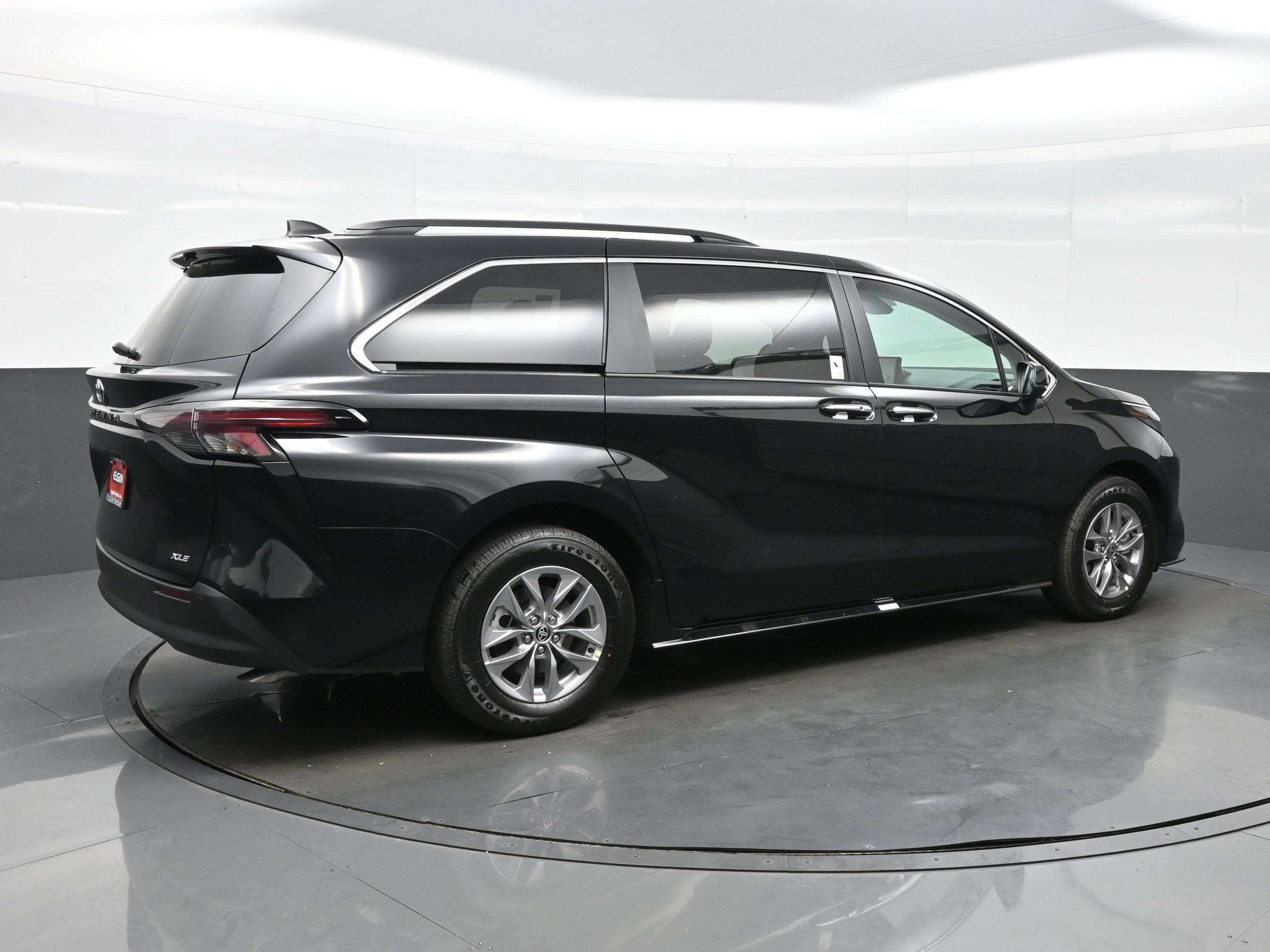 Used 2026 Toyota Sienna XLE FWD image 6