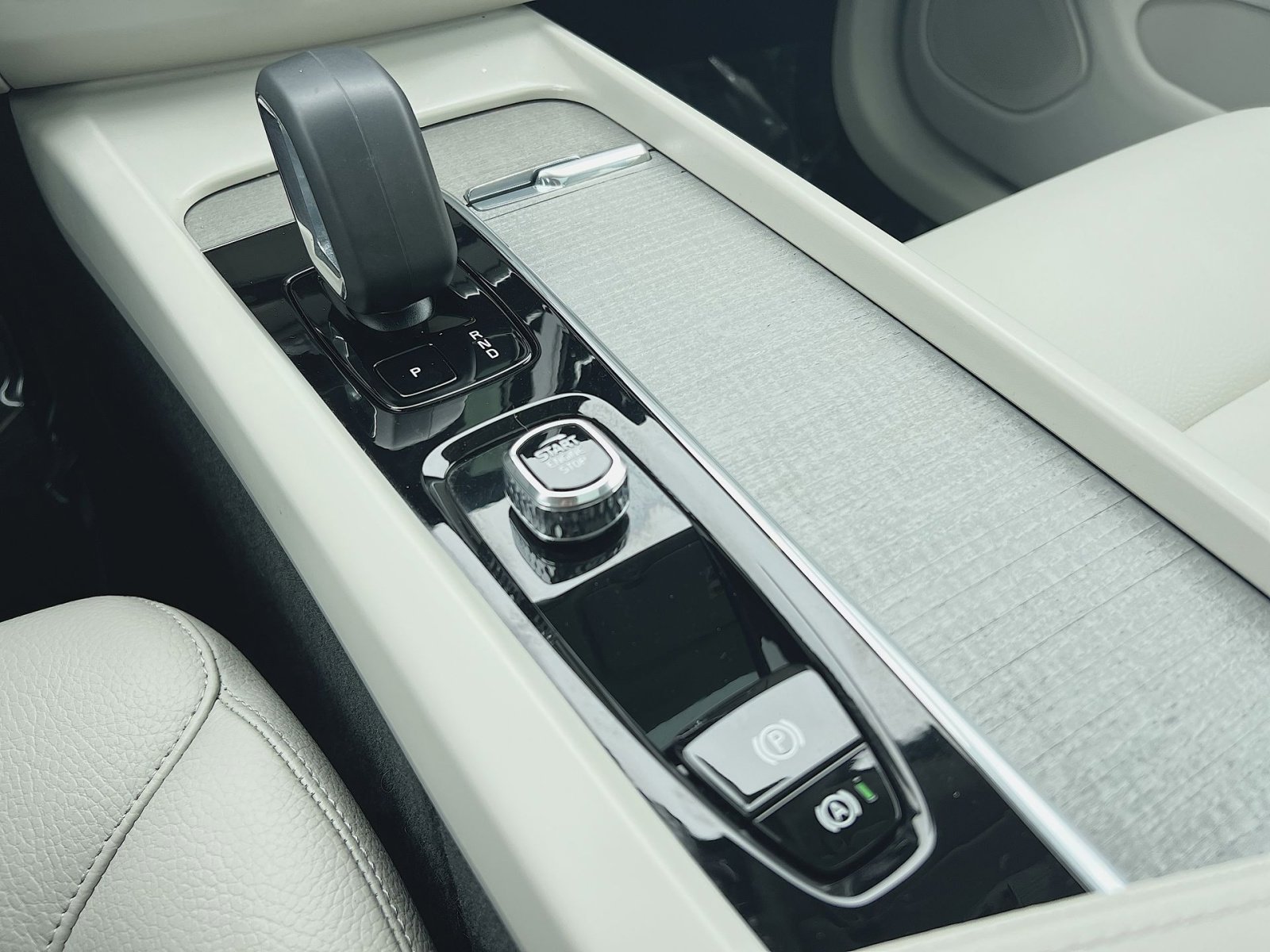 Certified 2023 Volvo XC60 B5 Plus image 22