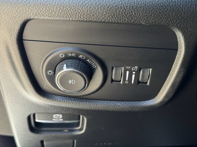 Used 2023 Jeep Grand Cherokee Overland w/ Luxury Tech Group IV RWD image 24