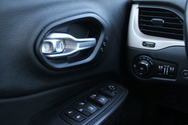 Used 2015 Jeep Cherokee Limited w/ Luxury Group AWD/4WD image 15