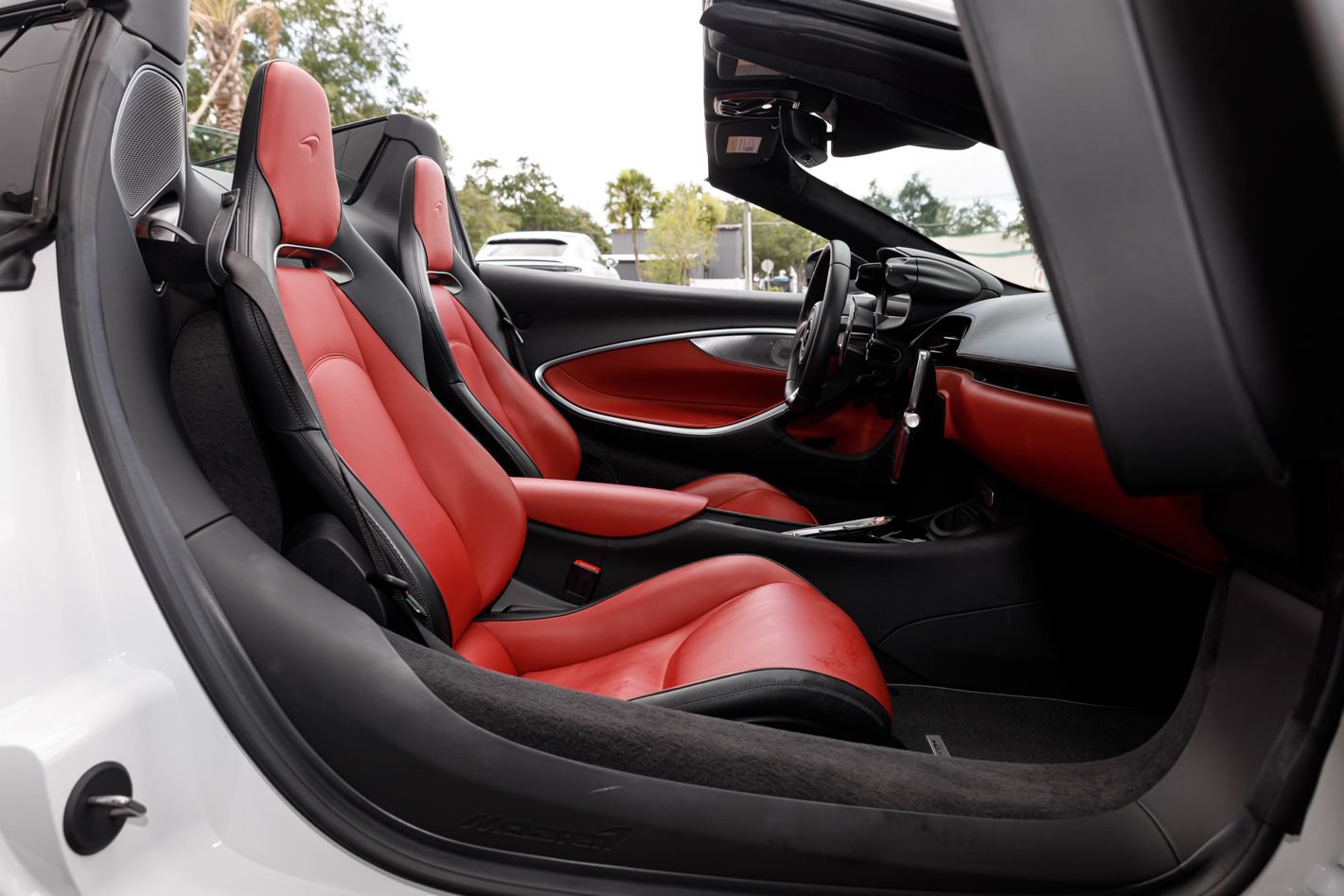 Used 2025 McLaren Artura Spider RWD image 61
