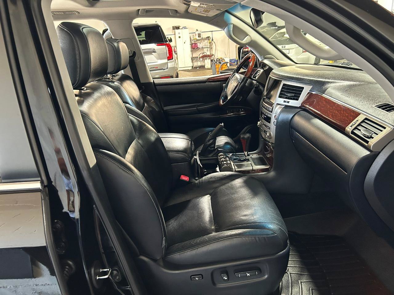 Used 2014 Lexus LX 570 4WD image 21