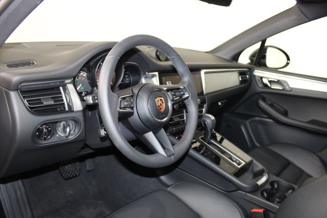 New 2026 Porsche Macan AWD/4WD image 4