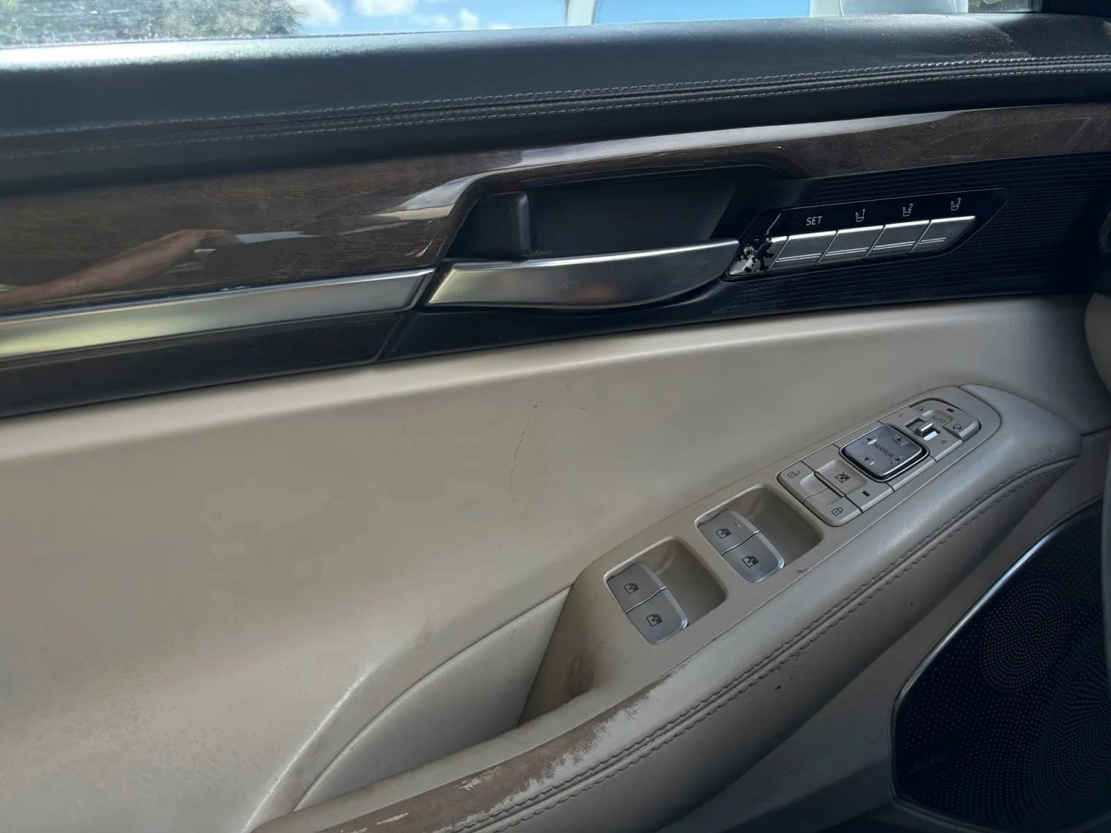 Used 2018 Genesis G90 3.3T Premium RWD image 17