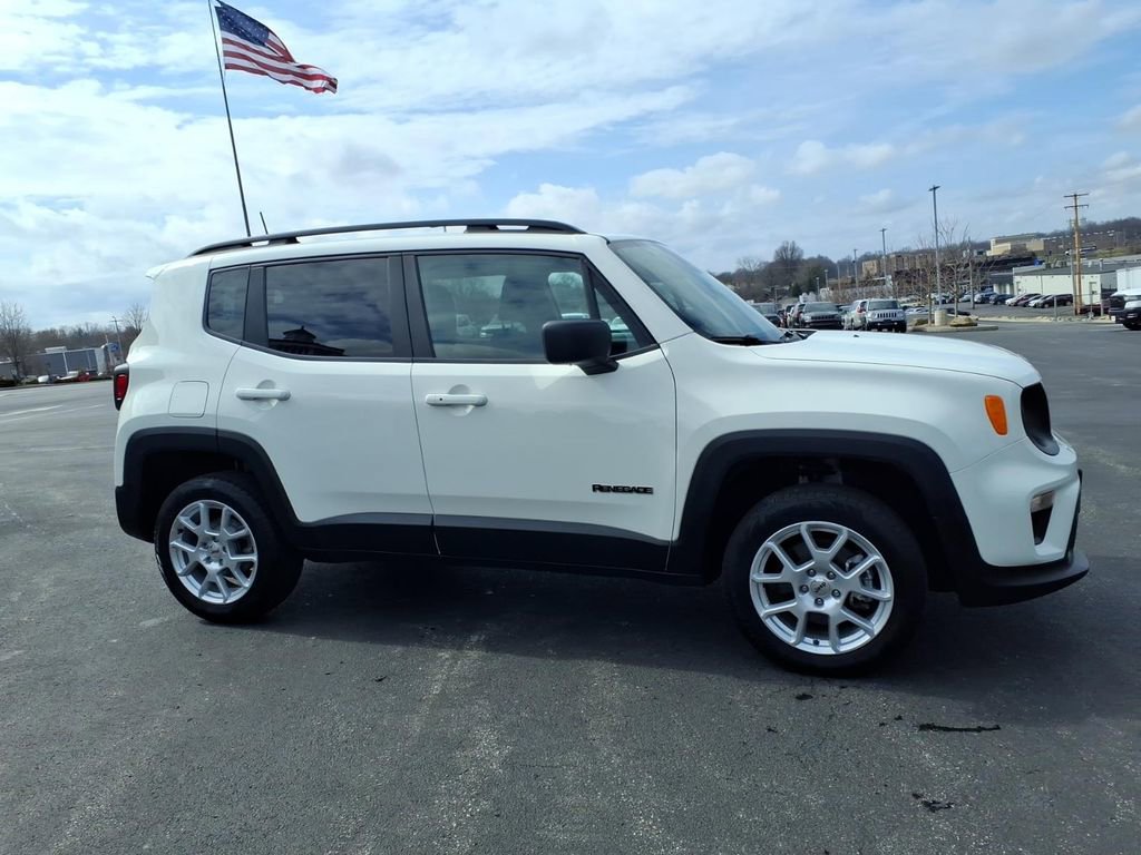 Used 2022 Jeep Renegade Latitude AWD/4WD image 6