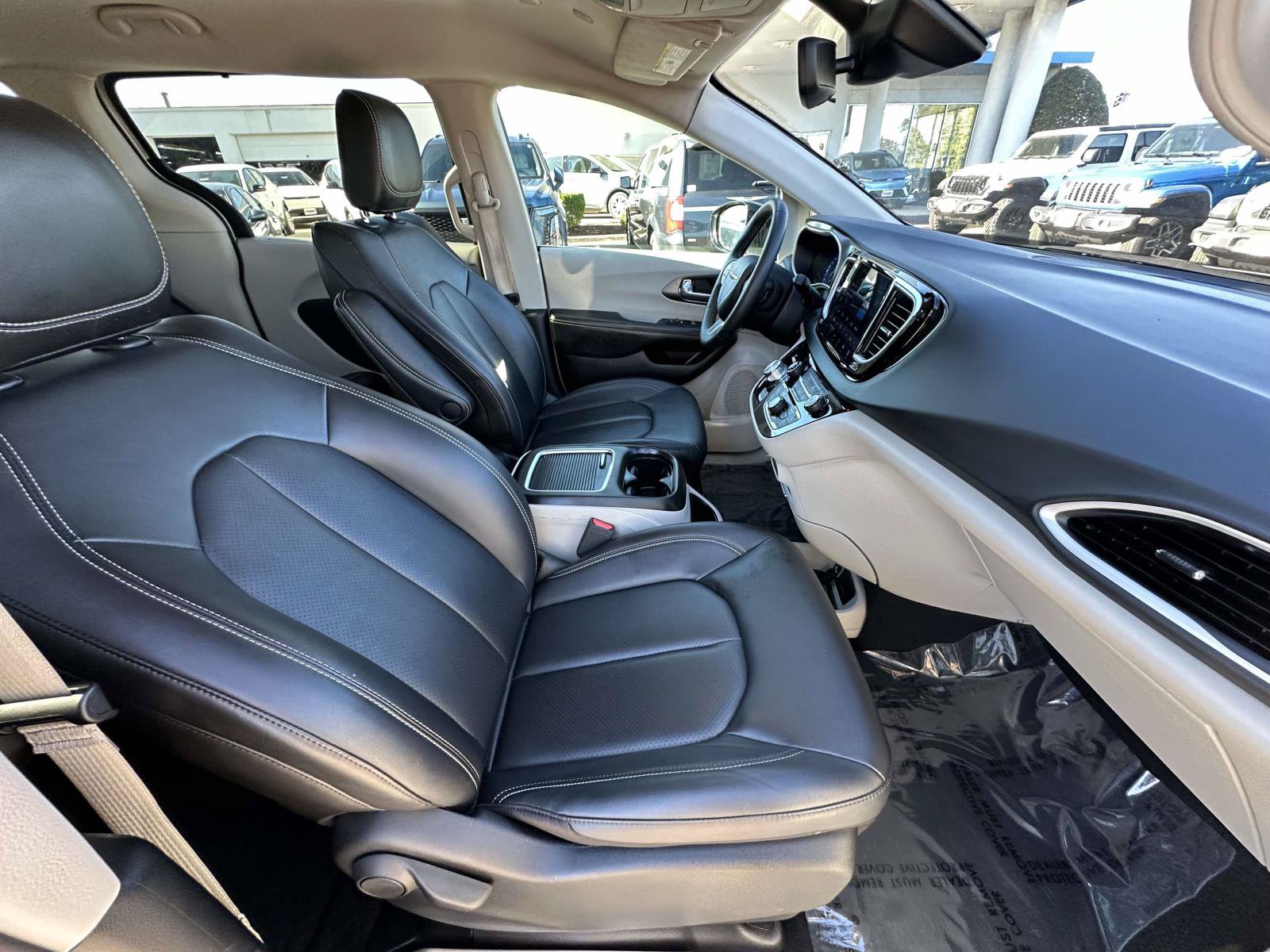 Used 2024 Chrysler Pacifica Touring-L FWD image 31