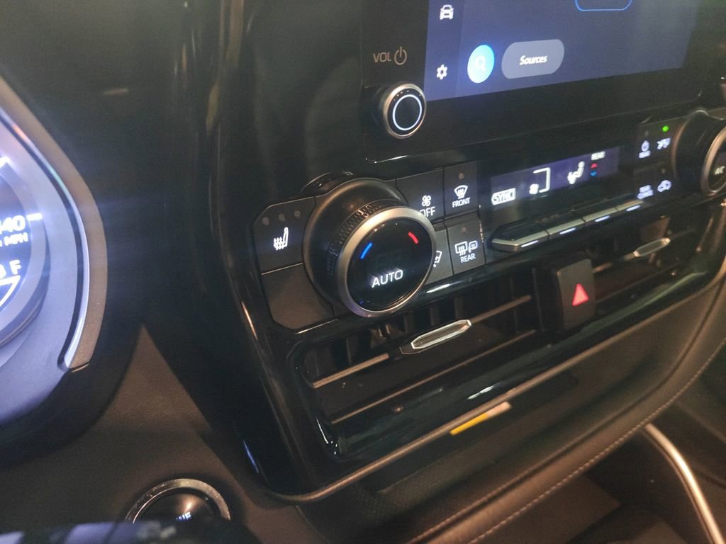 Used 2023 Toyota Highlander XLE image 9