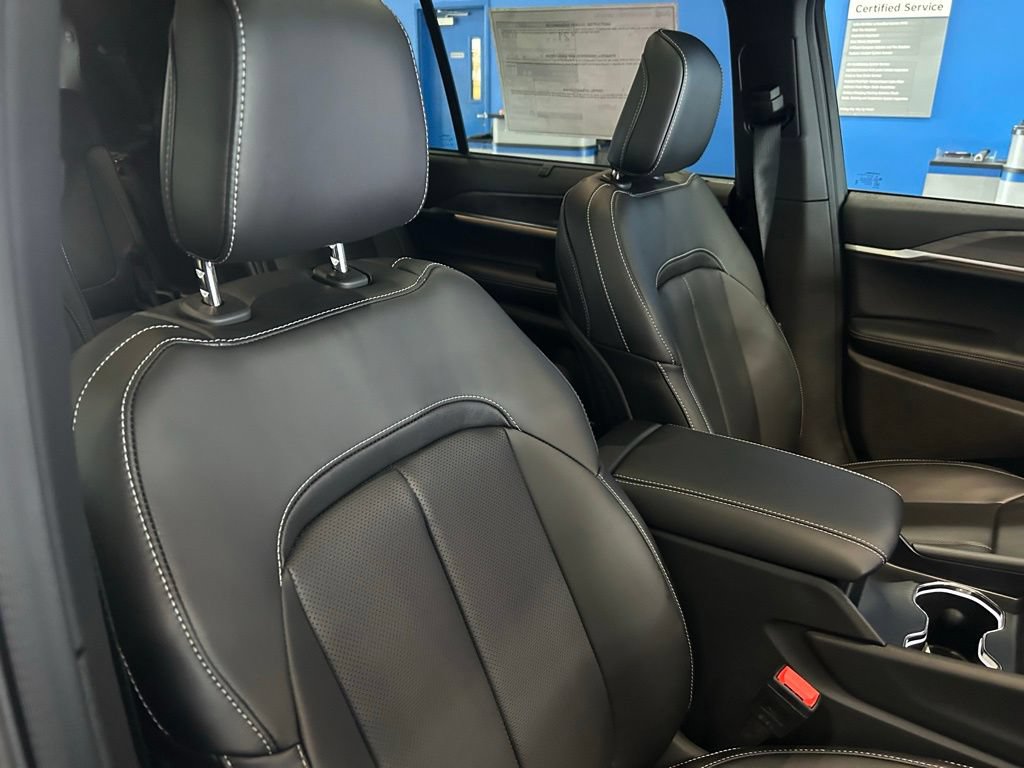 New 2025 Jeep Grand Cherokee L Limited w/ Luxury Tech Group II RWD image 18