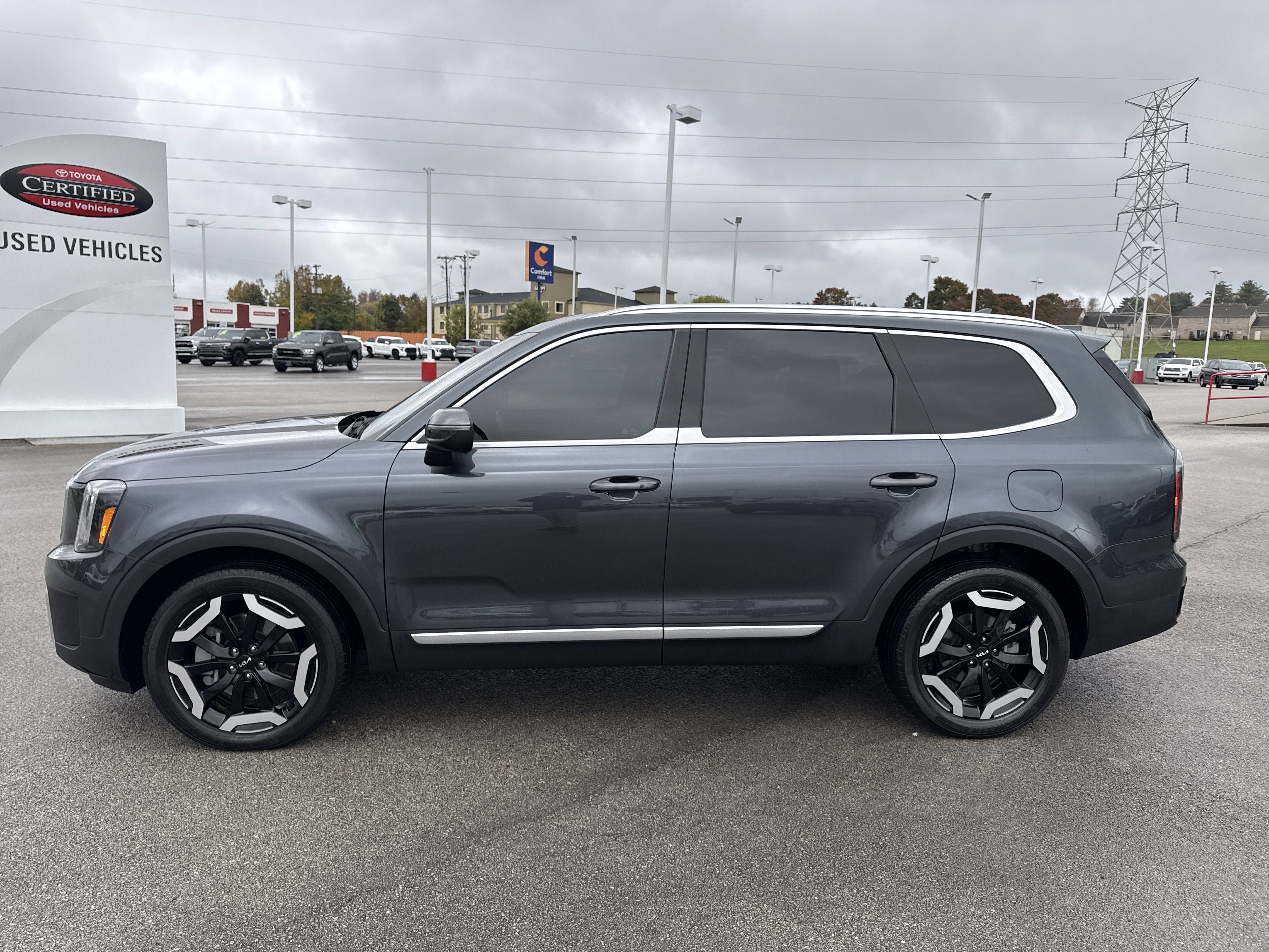 Used 2023 Kia Telluride EX w/ EX Captain's Chair Package image 6