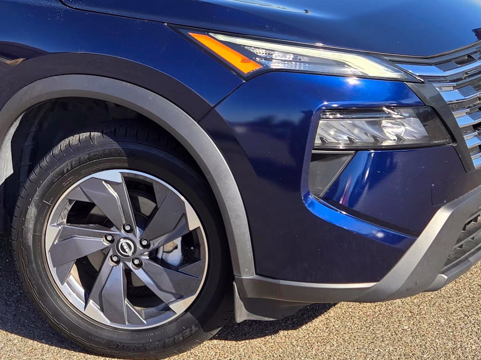 Used 2025 Nissan Rogue SV FWD image 9
