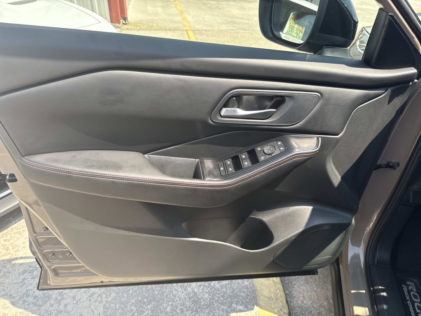 Used 2025 Nissan Rogue SV AWD/4WD image 18