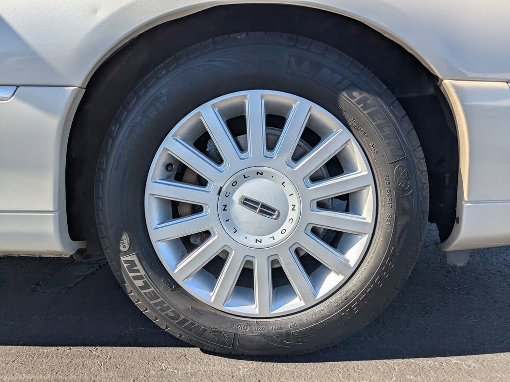 Used 2005 Lincoln Town Car Signature Limited image 11