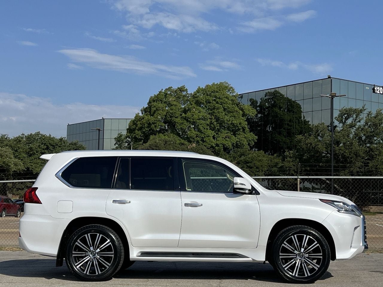 Used 2019 Lexus LX 570 4WD w/ Luxury Package image 3