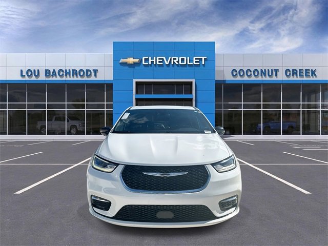 Used 2024 Chrysler Pacifica Touring image 3