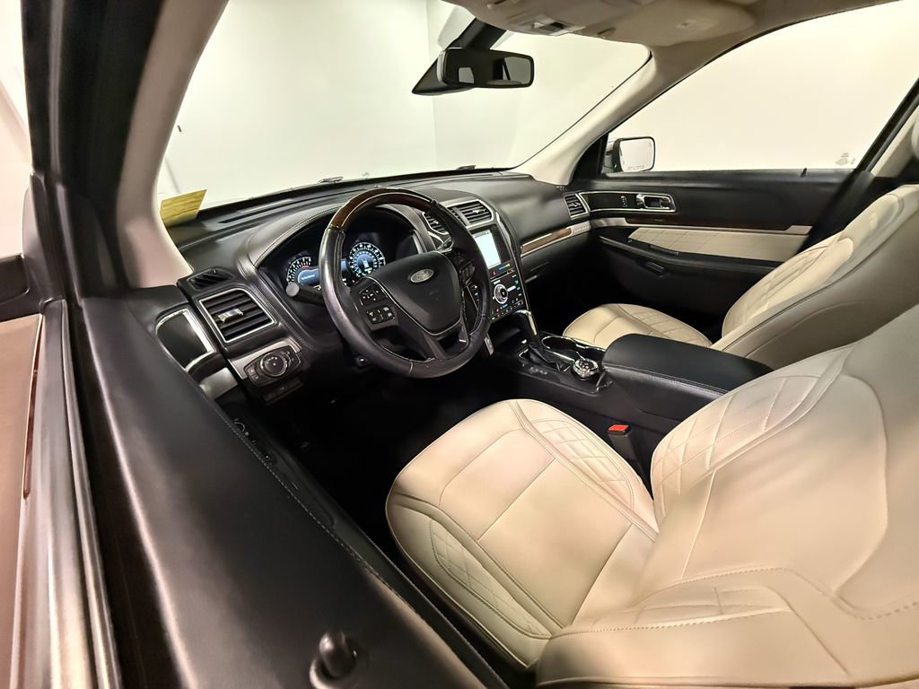 Used 2018 Ford Explorer Platinum AWD/4WD image 2