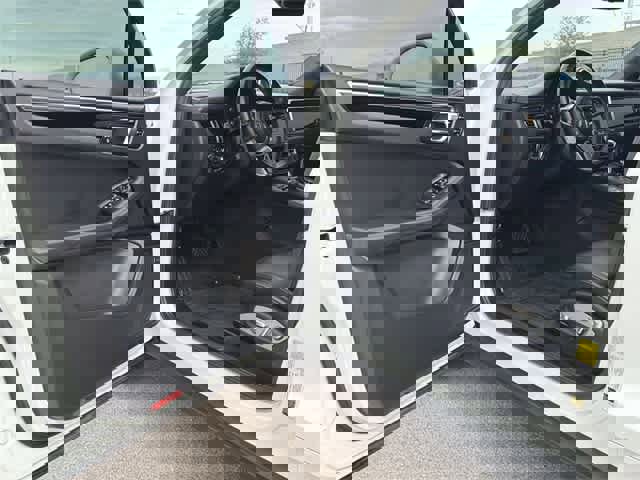 Used 2020 Porsche Macan w/ Premium Package Plus image 17