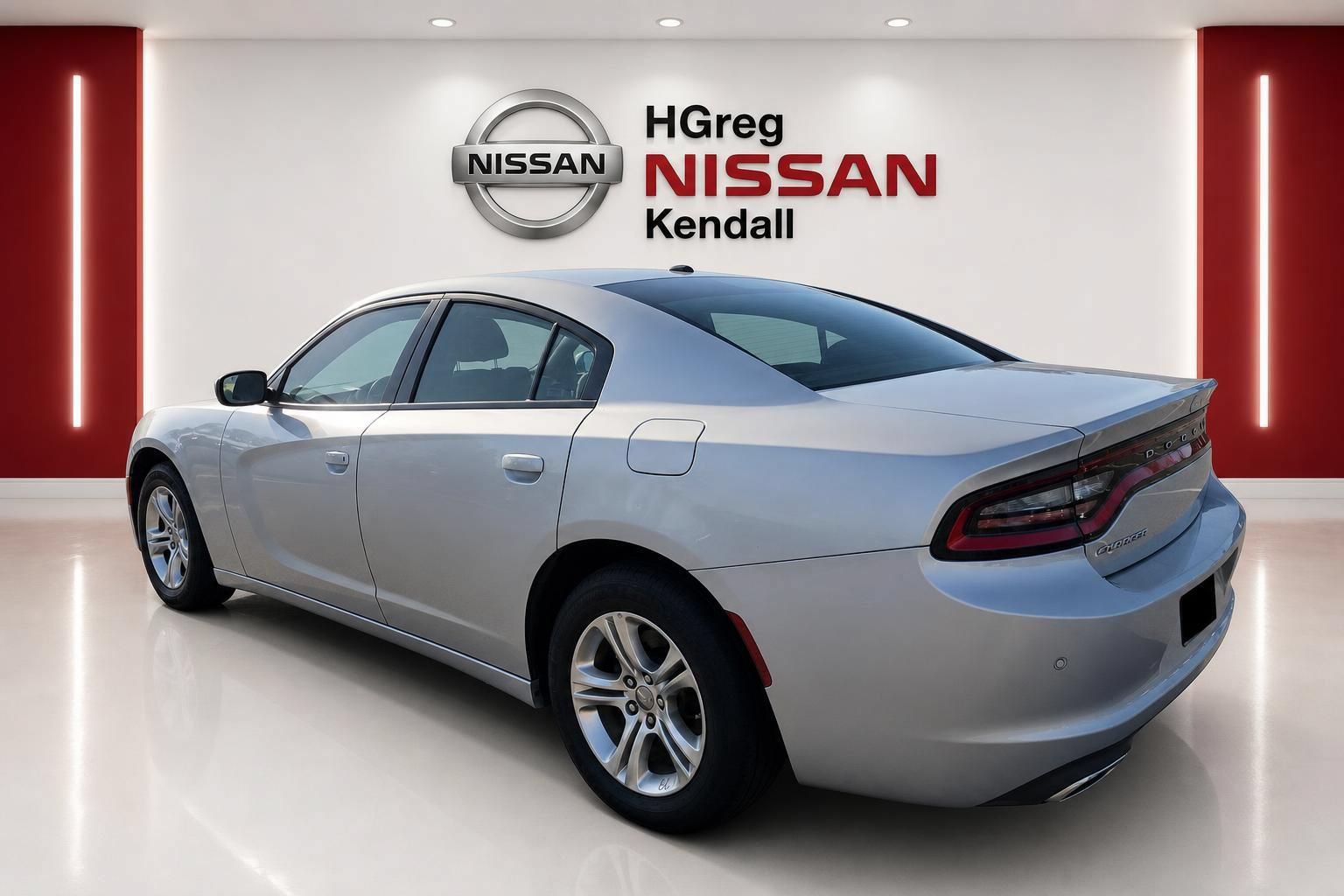 Used 2022 Dodge Charger SXT RWD image 2
