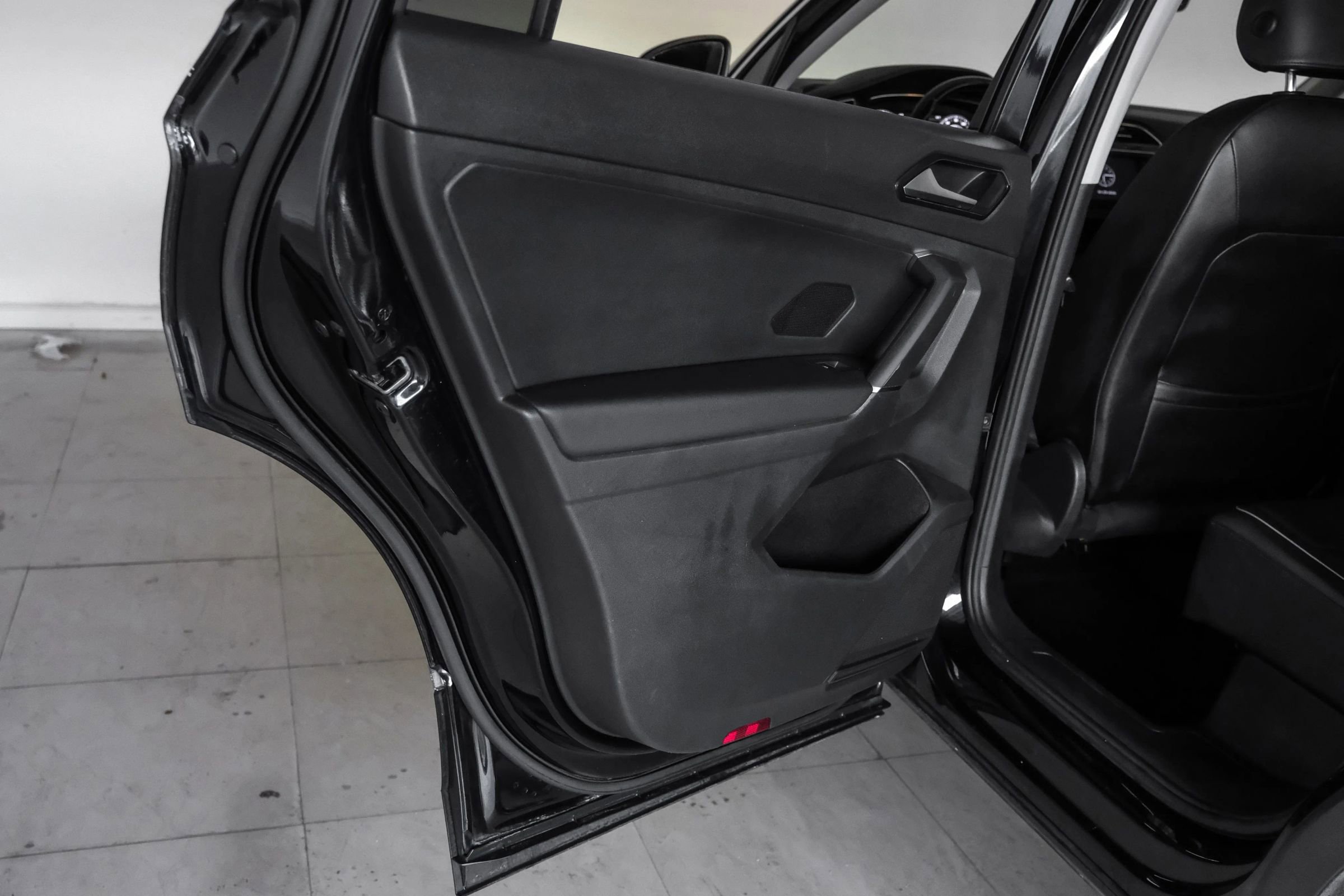 Used 2018 Volkswagen Tiguan SEL Premium image 38