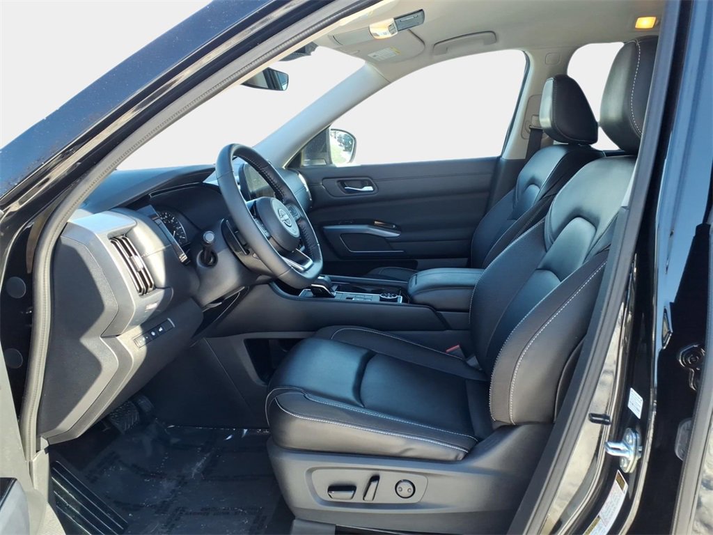 Used 2024 Nissan Pathfinder SL image 9