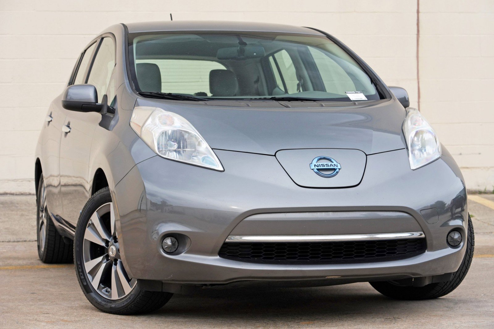 Used 2015 Nissan Leaf SV FWD image 2