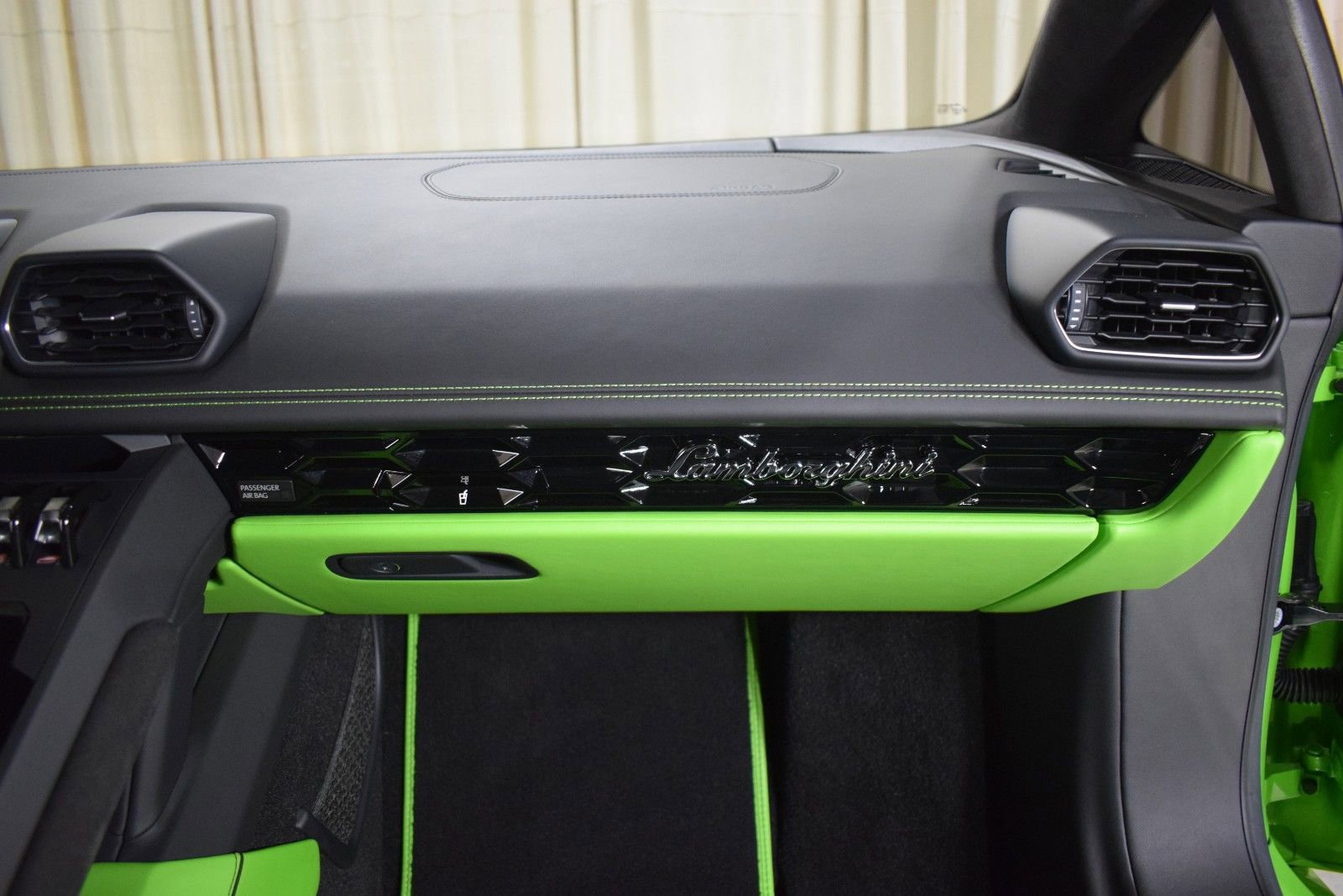 Used 2020 Lamborghini Huracan EVO image 24