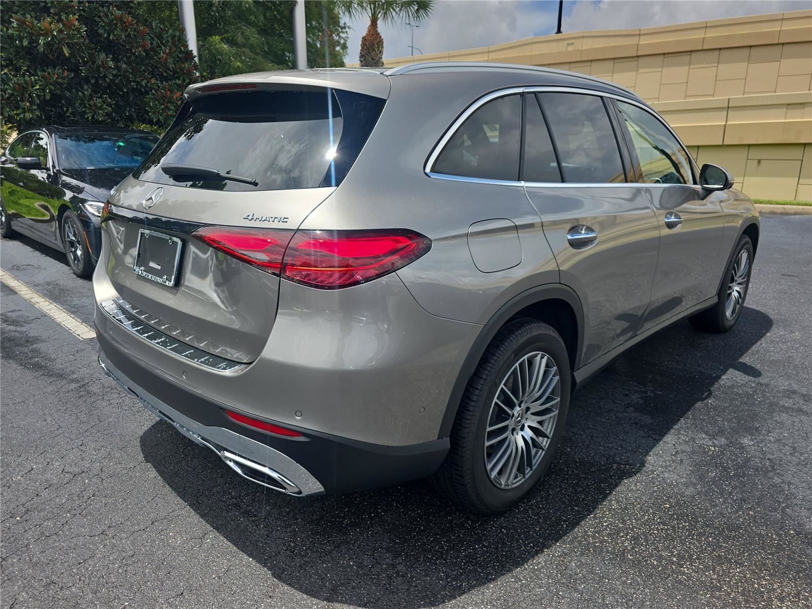 Used 2024 Mercedes-Benz GLC 300 4MATIC image 3