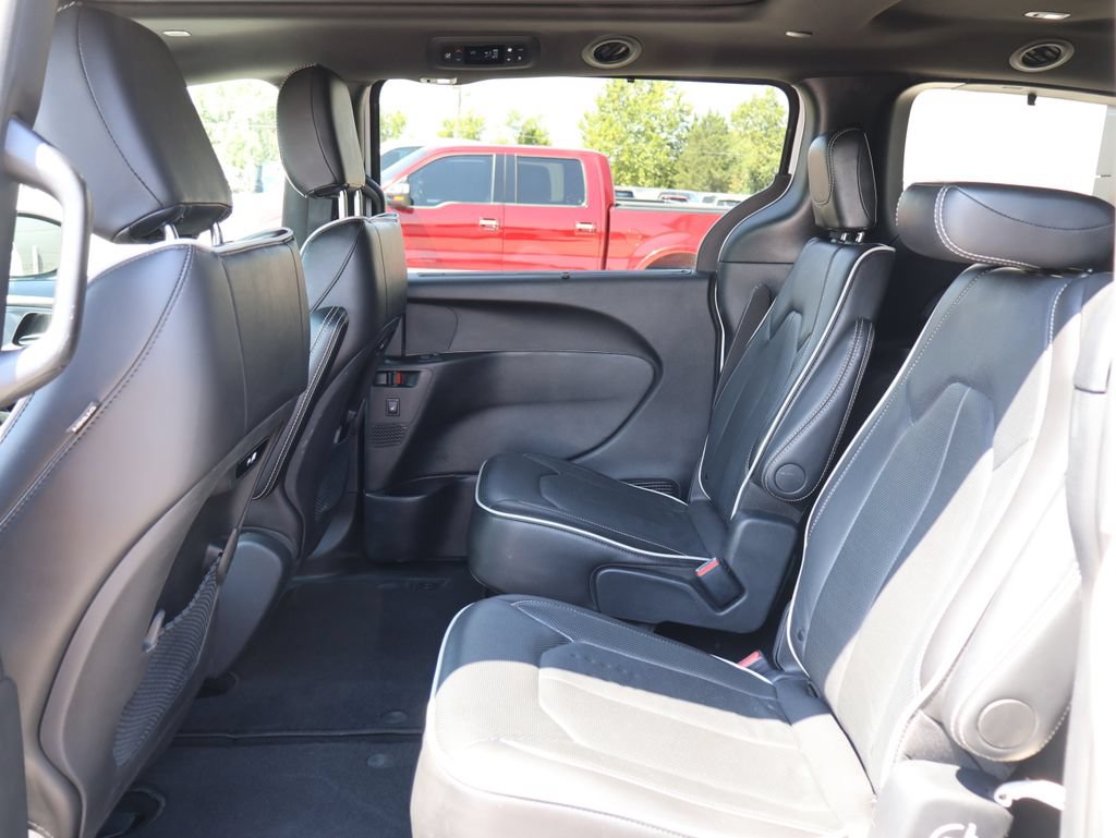 Used 2025 Chrysler Pacifica Limited FWD image 16