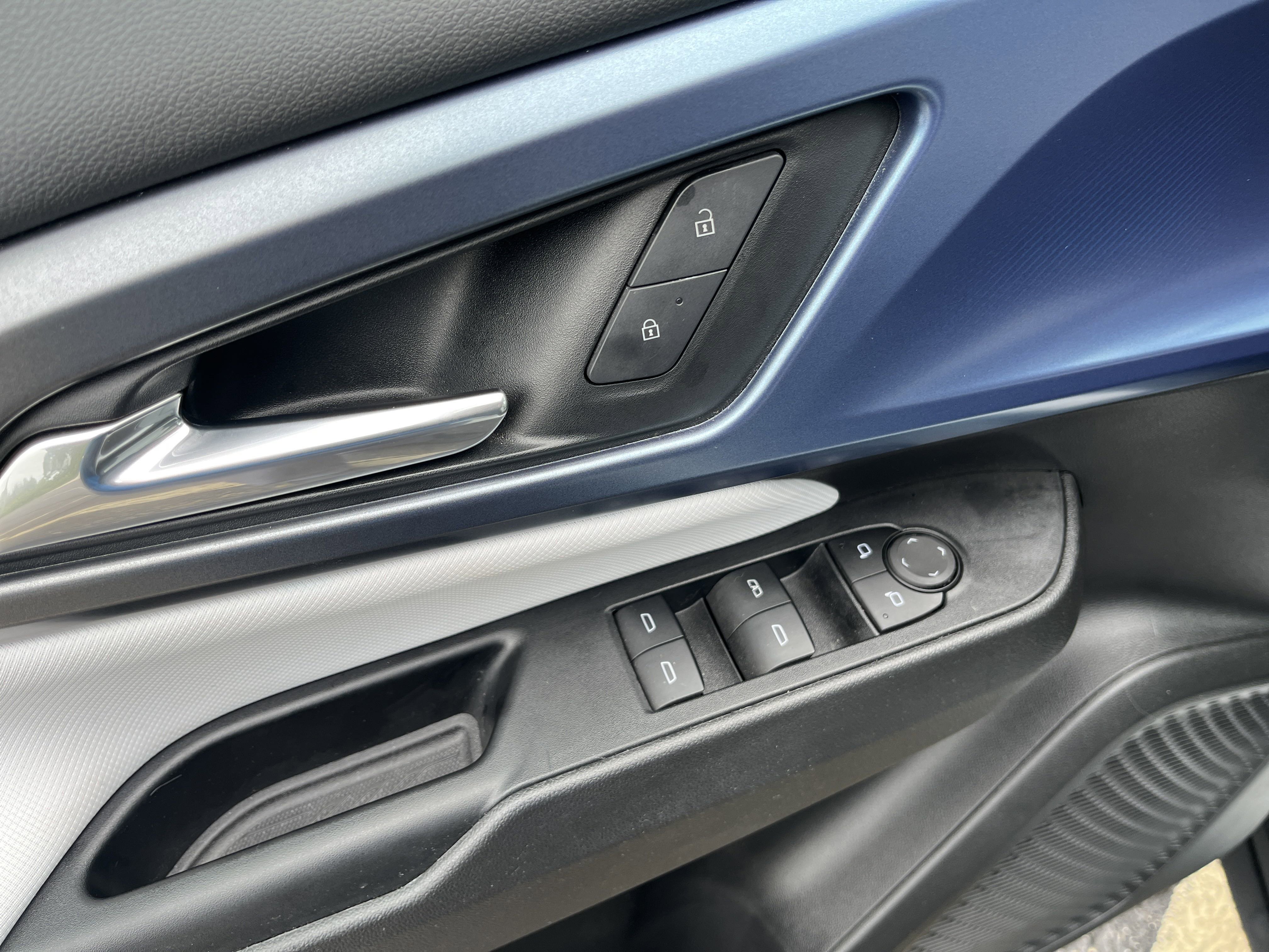 Used 2025 Chevrolet Equinox EV LT w/ Convenience Package image 11