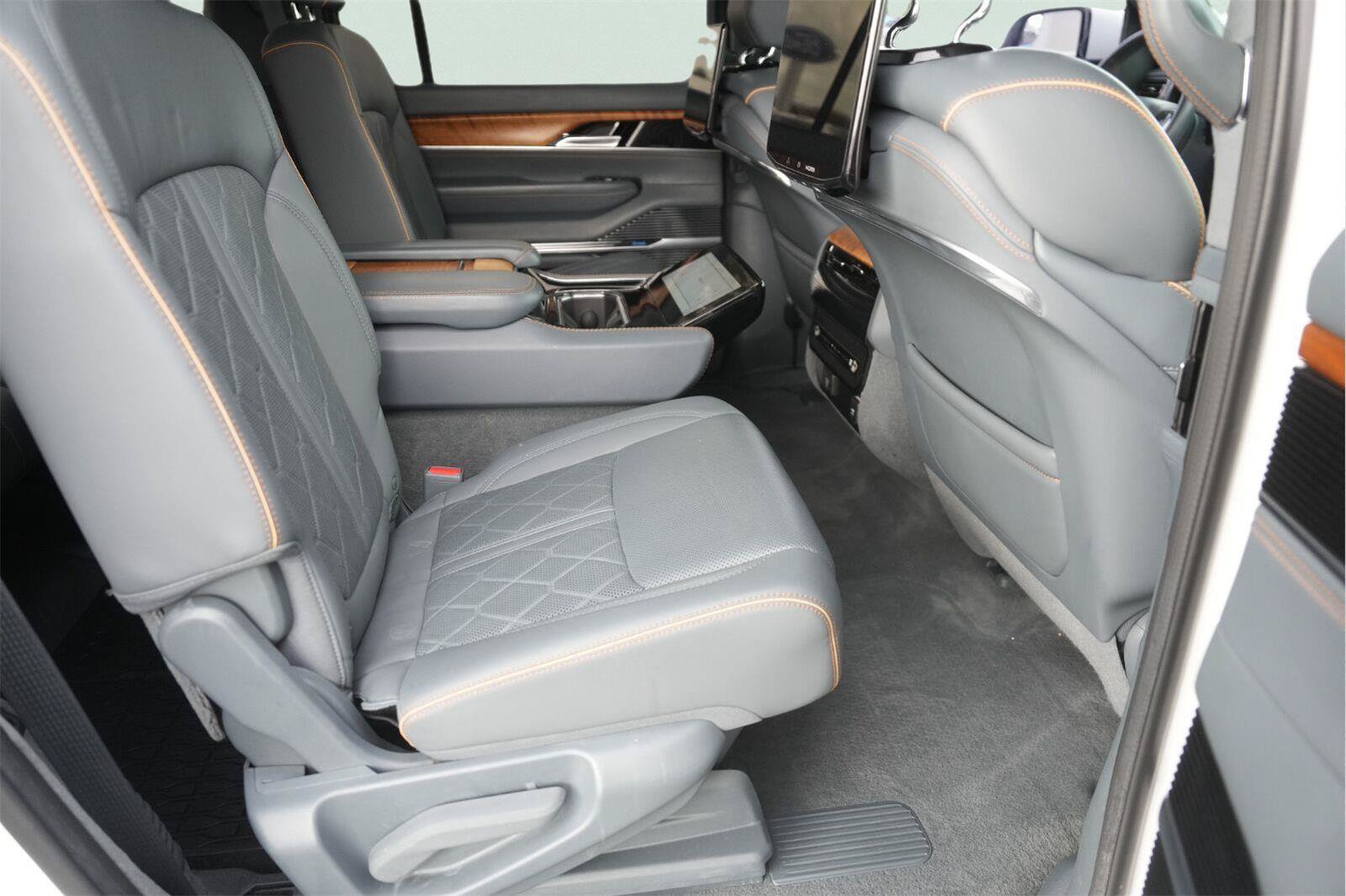 Used 2022 Jeep Grand Wagoneer Series III w/ Rear Seat Video Group 1 AWD/4WD image 18