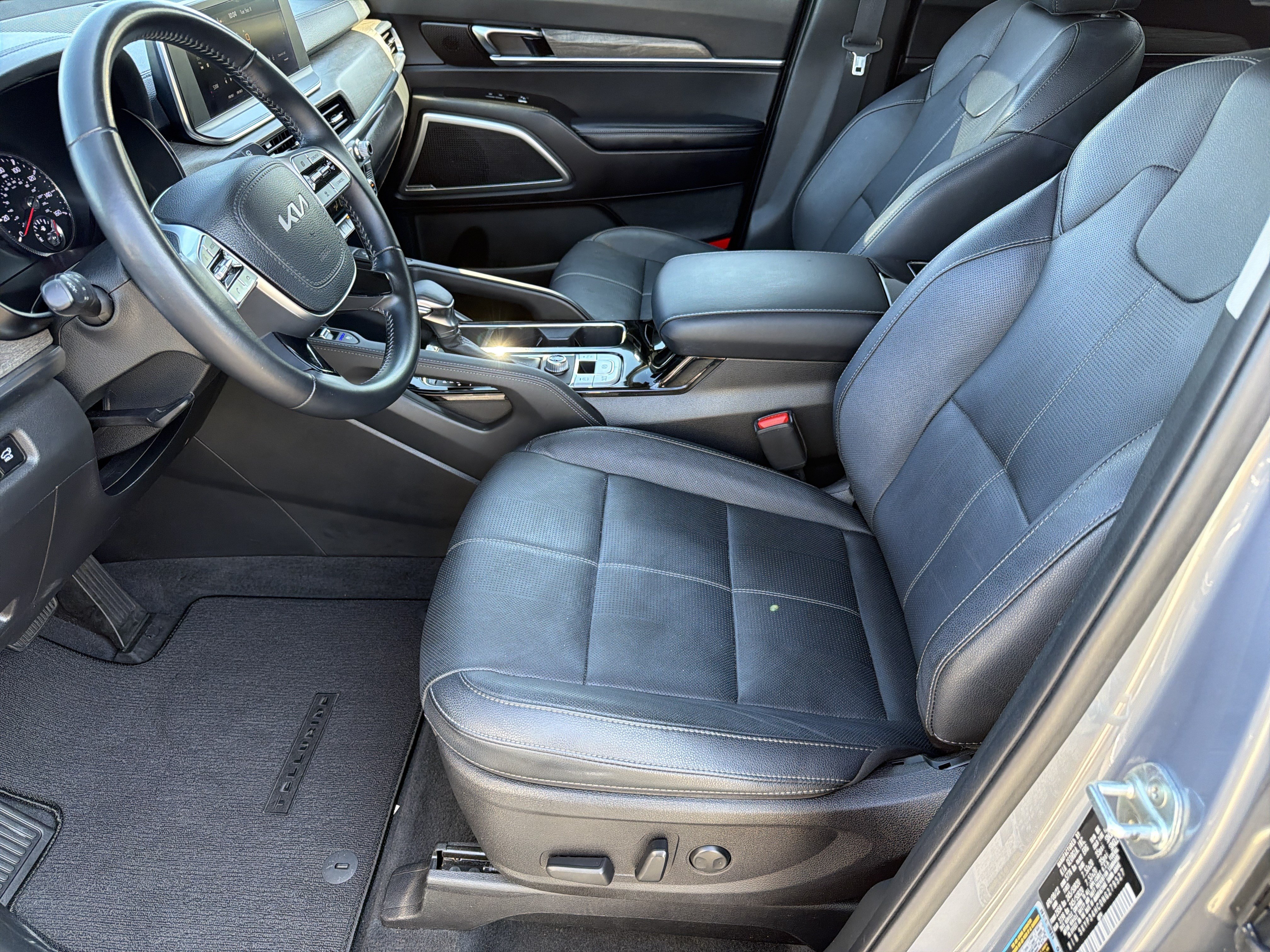 Used 2022 Kia Telluride EX w/ EX Premium Package FWD image 2
