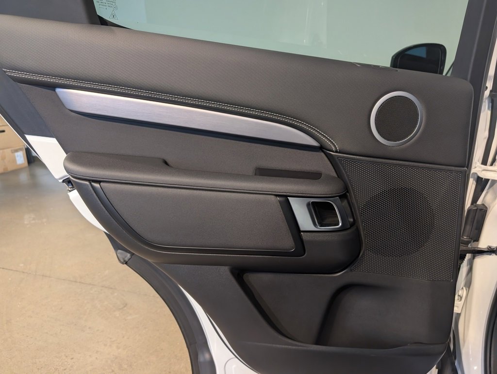 Used 2024 Land Rover Discovery Dynamic SE image 25