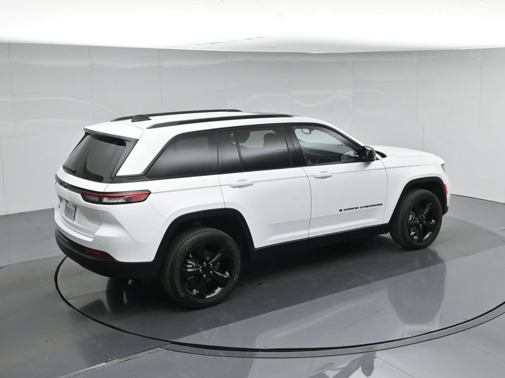 Used 2023 Jeep Grand Cherokee Laredo AWD/4WD image 44