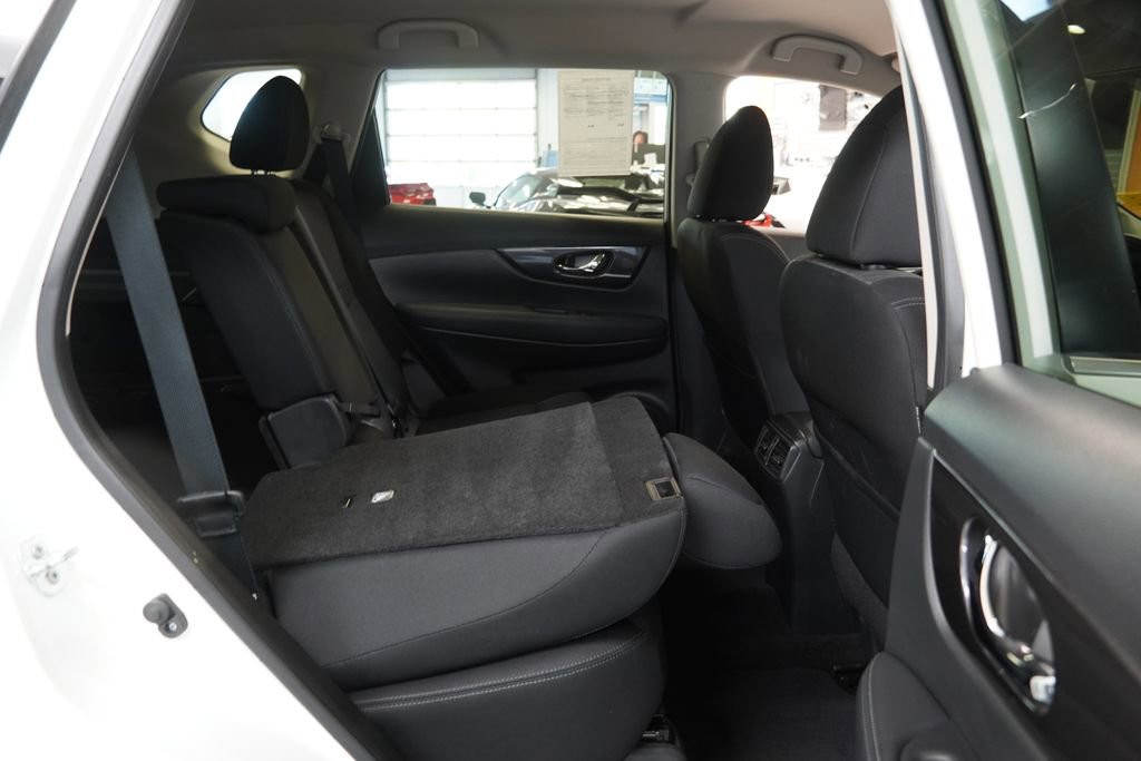 Used 2017 Nissan Rogue SV w/ SV Premium Package AWD/4WD image 28